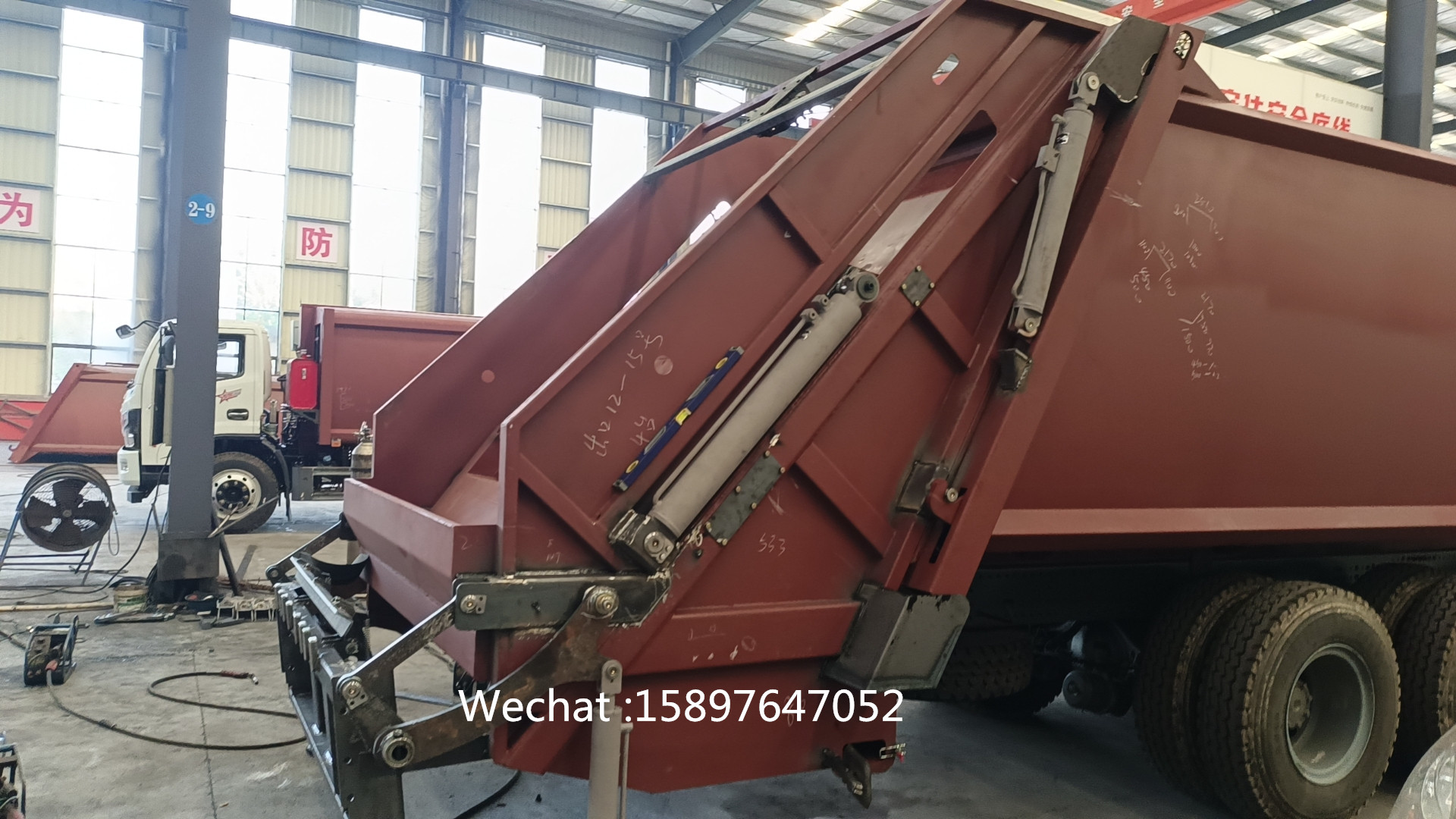 Garbage truck compactor body
