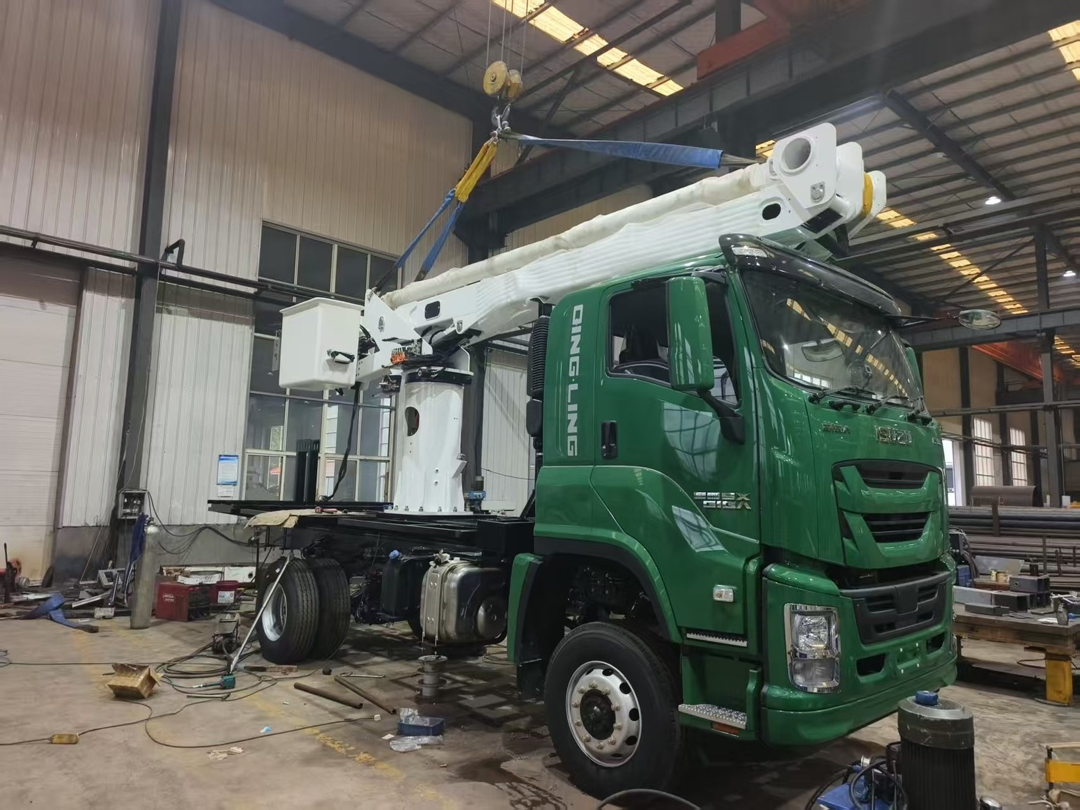 17meter 69kv overhead live-working insulated bucket truck