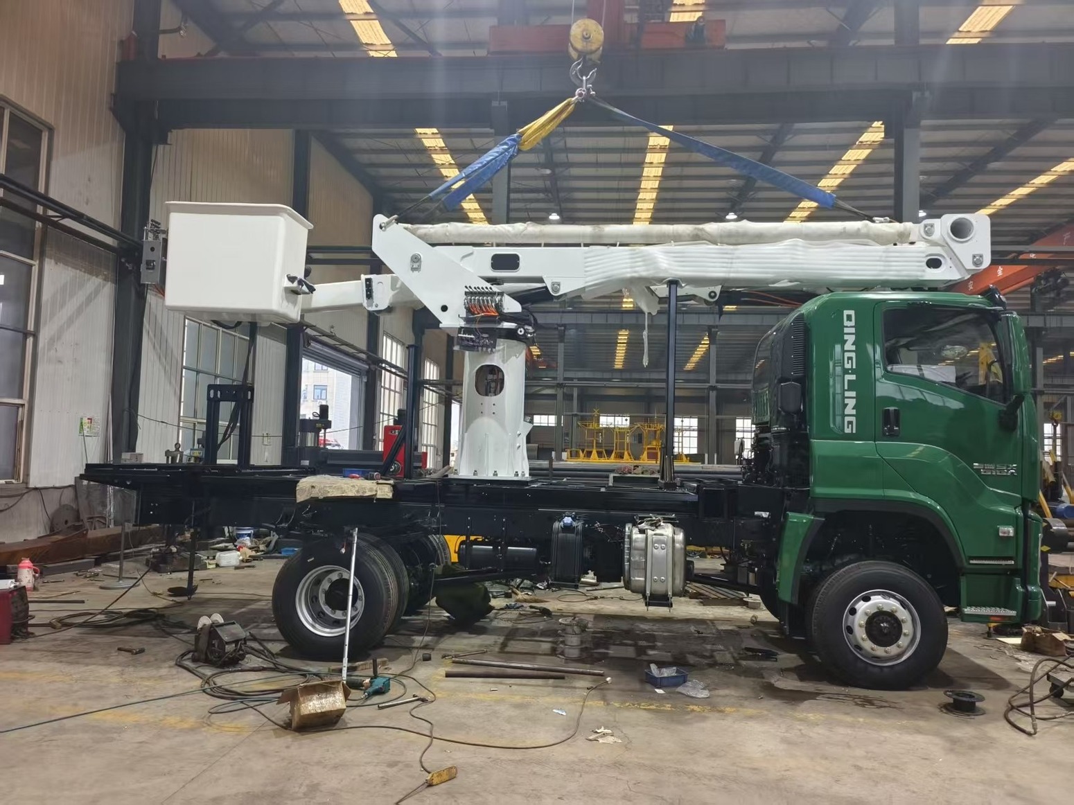 17meter 69kv overhead live-working insulated bucket truck