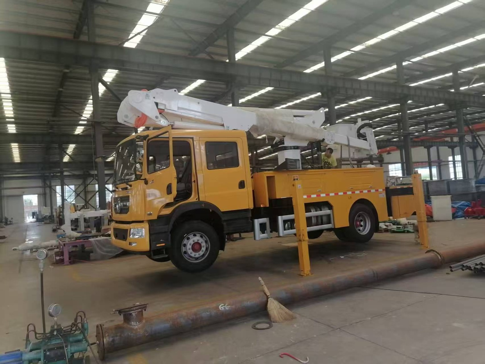 17meter 69kv overhead live-working insulated bucket truck