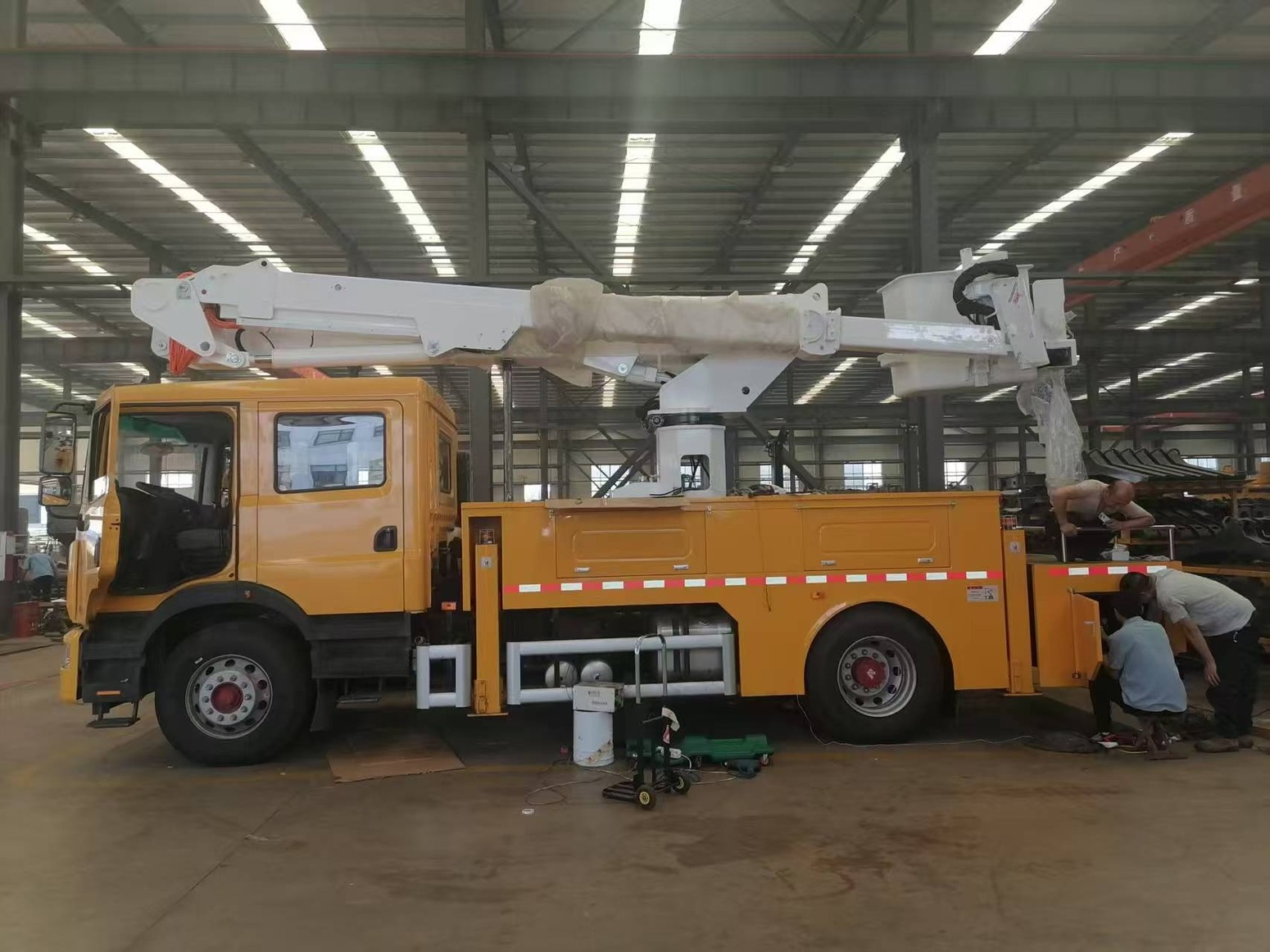 17meter 69kv overhead live-working insulated bucket truck